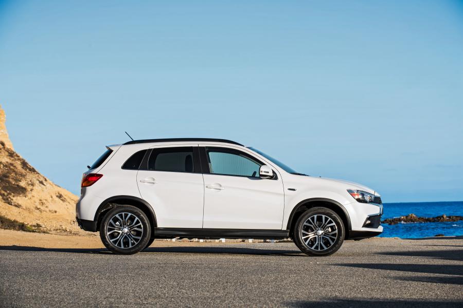  Mitsubishi Outlander Sport SEL 2015 года  (фото 16 из 31)